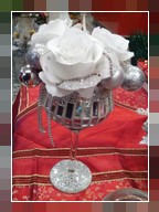 Bicchiere natalizio con rose bianche